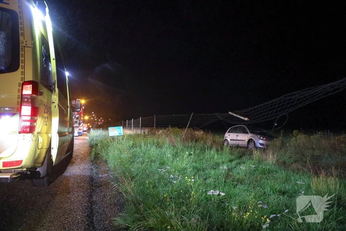 Twee voertuigen raken van de weg