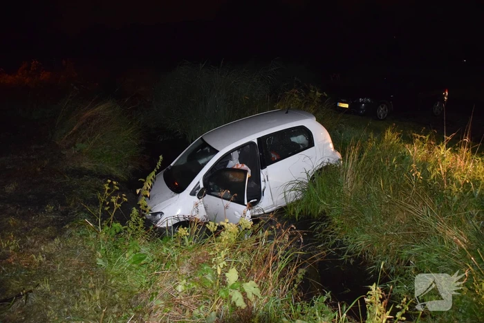 Auto belandt te water