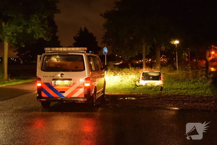 Auto belandt te water