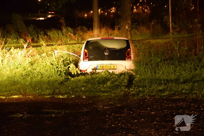 Auto belandt te water