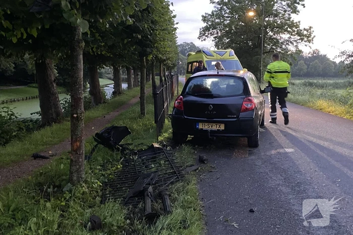 Auto raakt van de weg botst op boom