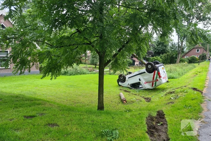Bezorgauto slaat over de kop en ramt stroommast
