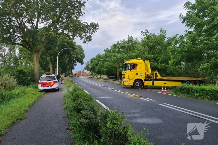 Bezorgauto slaat over de kop en ramt stroommast