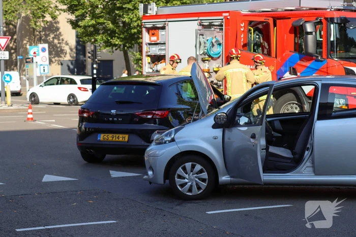 Flinke schade bij aanrijding tussen twee auto's