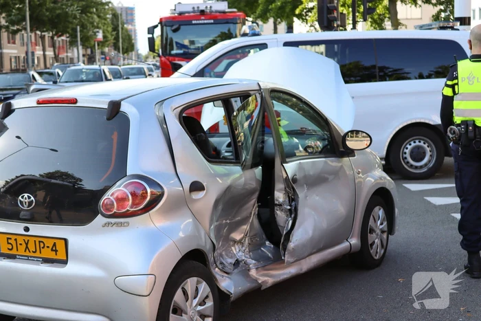 Flinke schade bij aanrijding tussen twee auto's