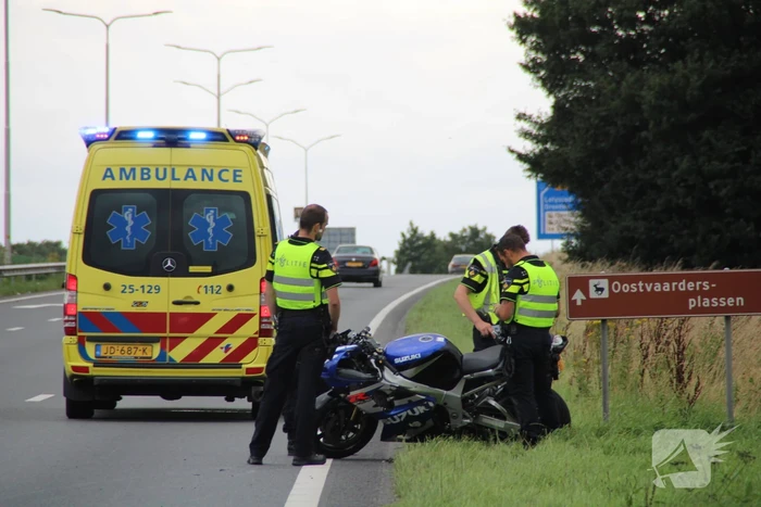 Motorrijder gaat onderuit