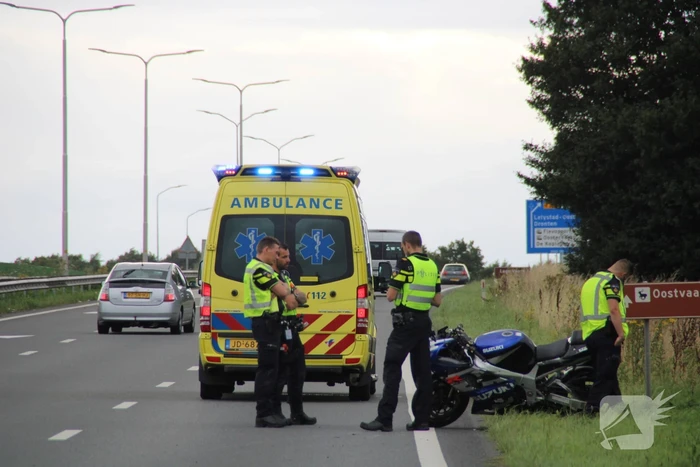 Motorrijder gaat onderuit