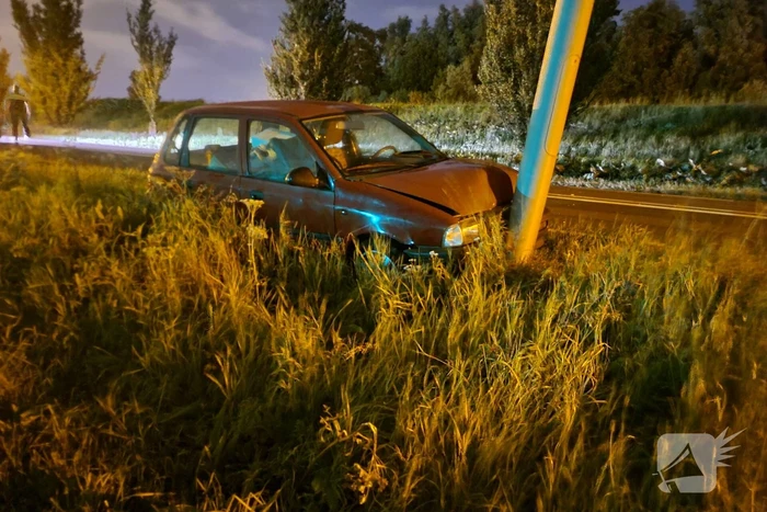 Auto eindigt tegen lantaarnpaal