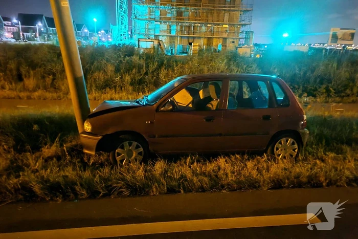Auto eindigt tegen lantaarnpaal