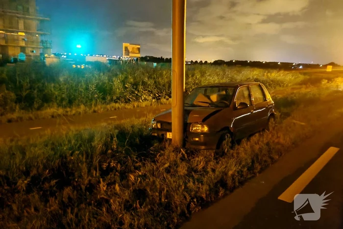 Auto eindigt tegen lantaarnpaal