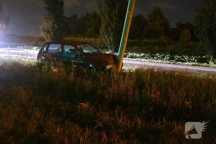 Auto eindigt tegen lantaarnpaal