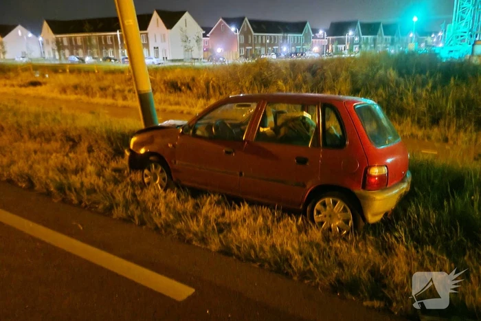 Auto eindigt tegen lantaarnpaal