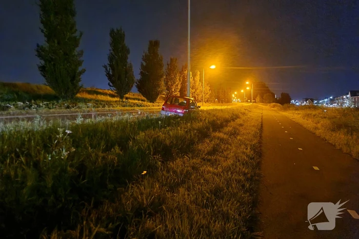Auto eindigt tegen lantaarnpaal