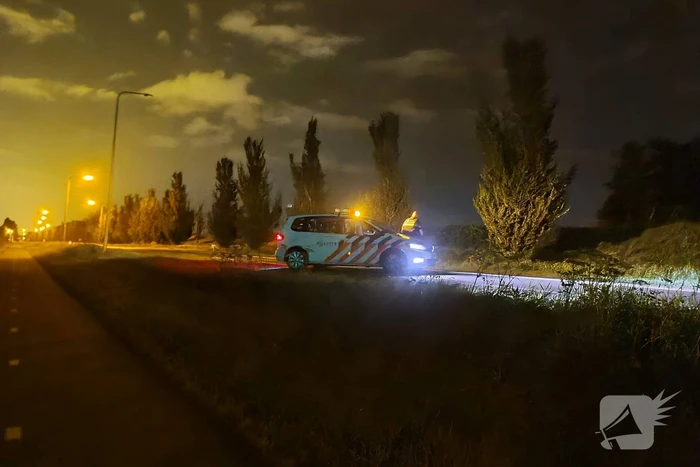 Auto eindigt tegen lantaarnpaal
