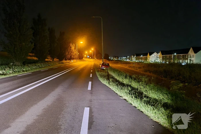 Auto eindigt tegen lantaarnpaal