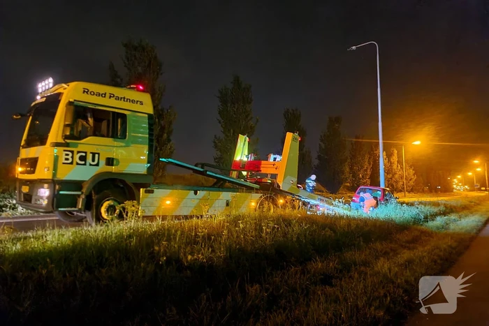 Auto eindigt tegen lantaarnpaal