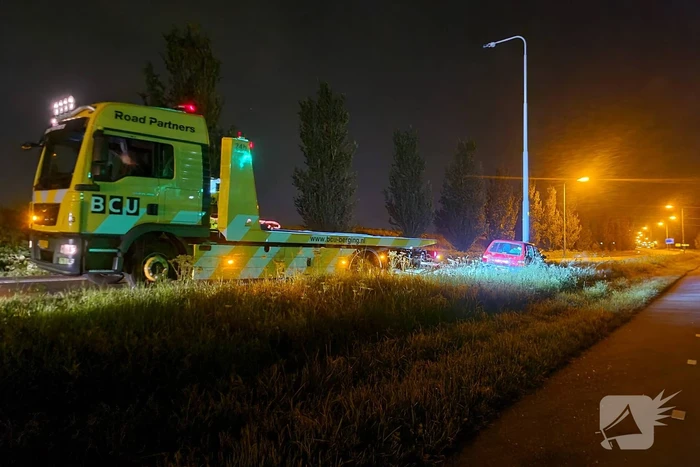 Auto eindigt tegen lantaarnpaal