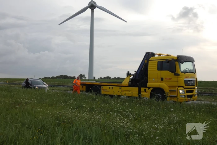 Auto verliest voorwiel tijdens het rijden
