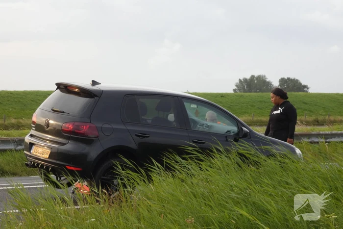 Auto verliest voorwiel tijdens het rijden