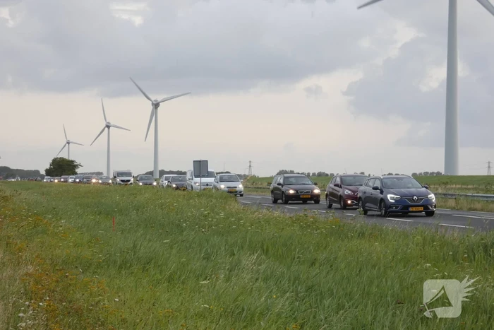 Auto verliest voorwiel tijdens het rijden