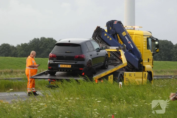 Auto verliest voorwiel tijdens het rijden