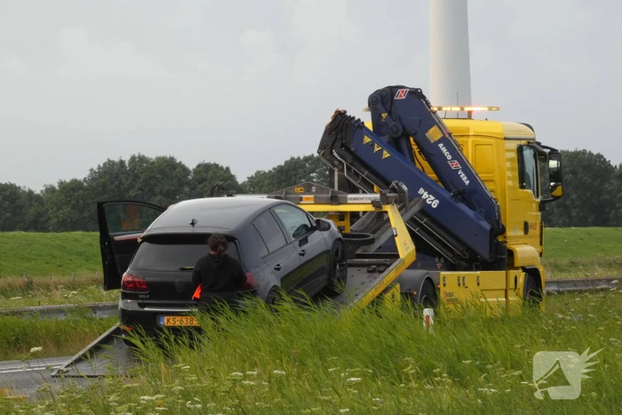 Auto verliest voorwiel tijdens het rijden
