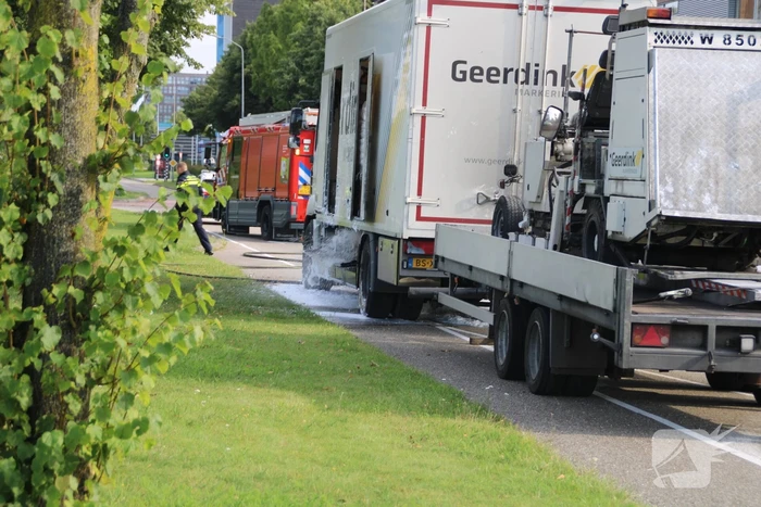 Brand onder vrachtwagen snel geblust