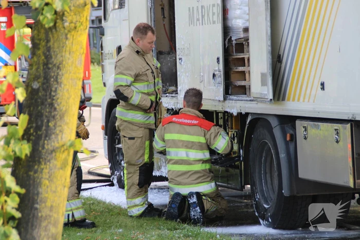 Brand onder vrachtwagen snel geblust