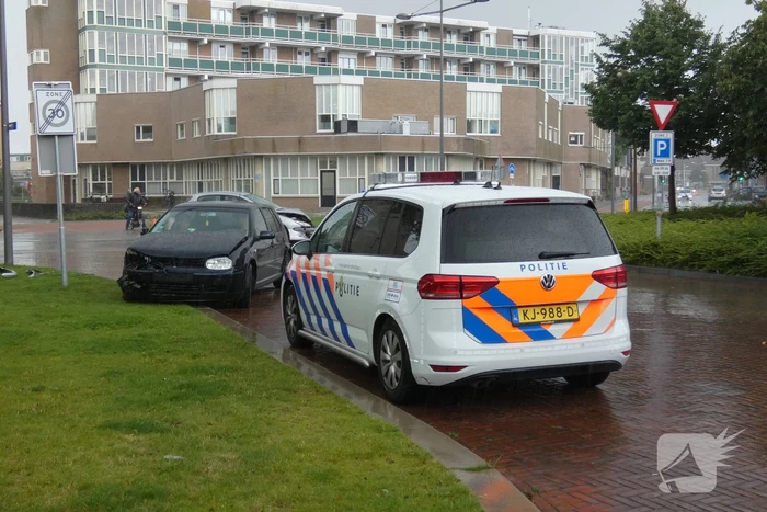 Twee voertuigen botsen op elkaar