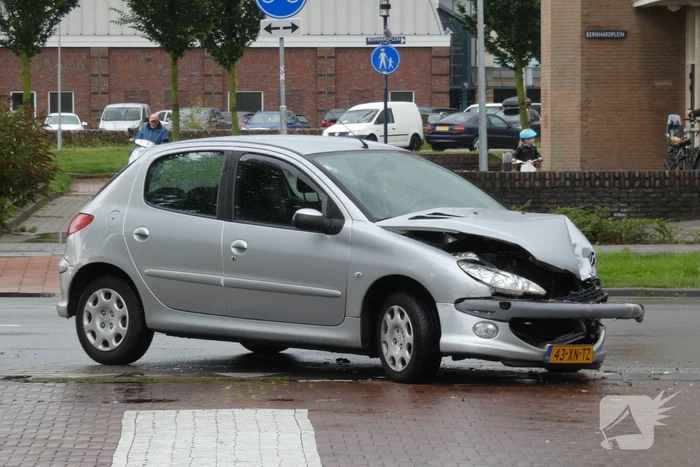Twee voertuigen botsen op elkaar