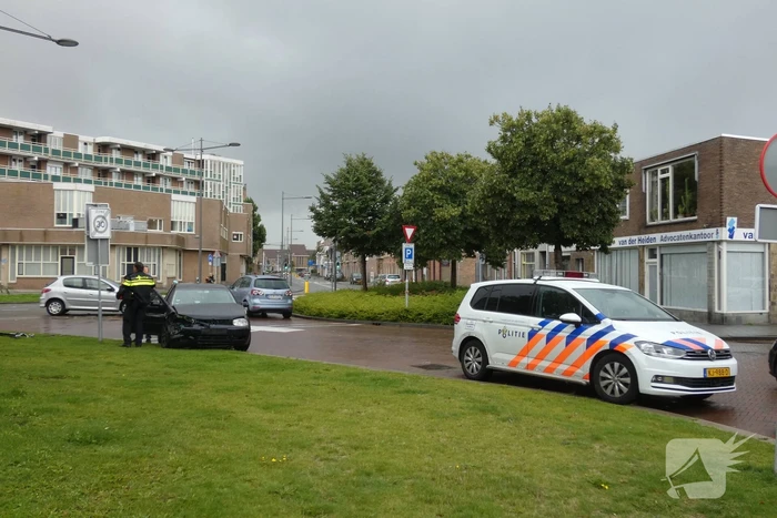 Twee voertuigen botsen op elkaar