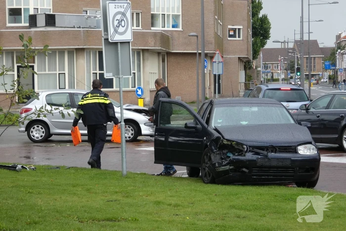 Twee voertuigen botsen op elkaar
