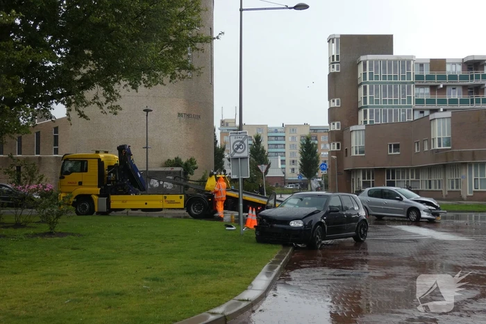 Twee voertuigen botsen op elkaar