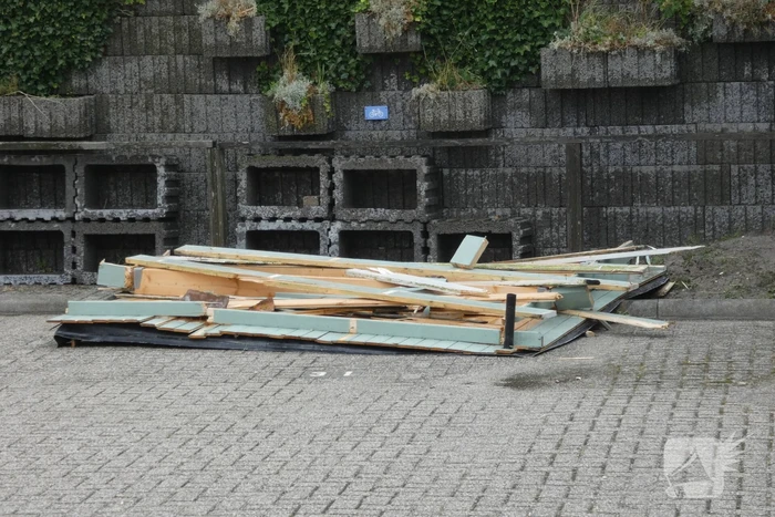 Windvlaag zorgt voor schade aan dak