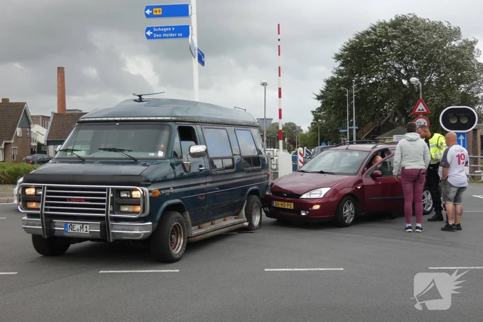 Verkeershinder door ongeval tussen personenauto en bus
