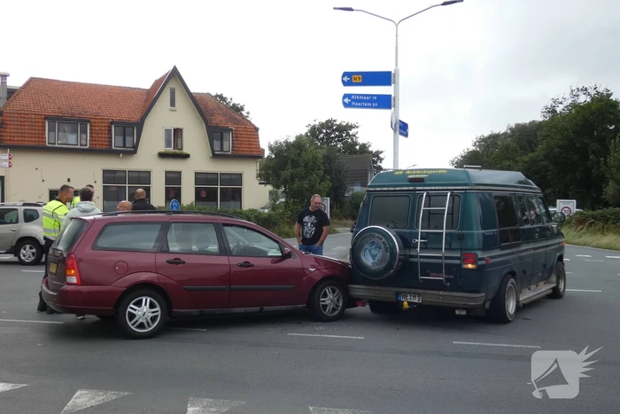 Verkeershinder door ongeval tussen personenauto en bus