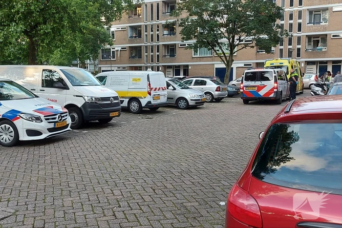 Scooterrijdster botst tegen stilstaande auto