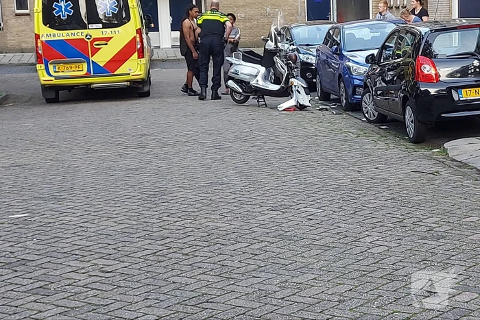 Scooterrijdster botst tegen stilstaande auto