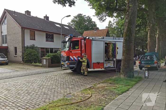 Auto belandt op zijn kant tegen hekwerk
