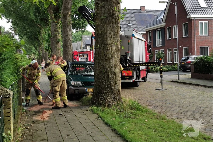 Auto belandt op zijn kant tegen hekwerk