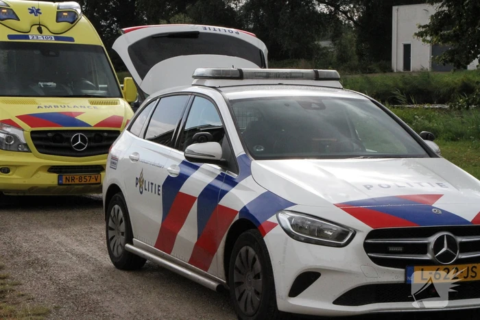 Man door omstanders uit water Biesterbrug gered