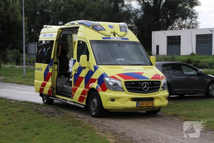 Man door omstanders uit water Biesterbrug gered