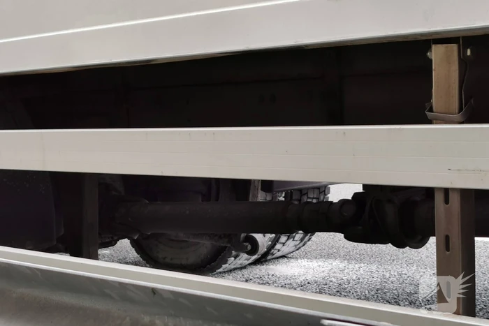Achteras vrachtwagen vat vlam