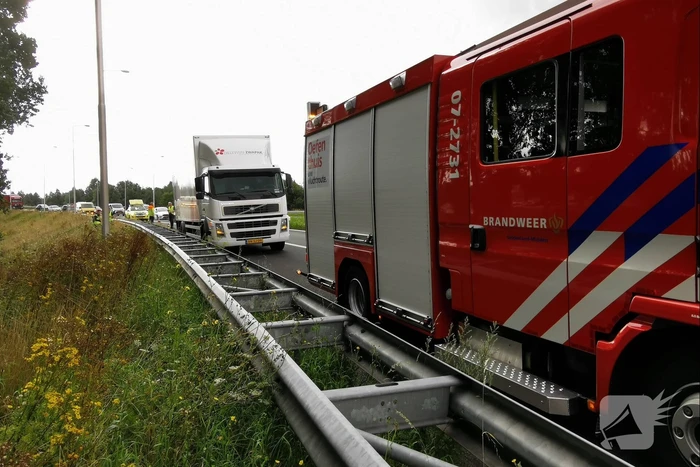 Achteras vrachtwagen vat vlam