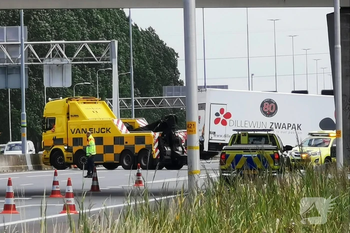 Achteras vrachtwagen vat vlam
