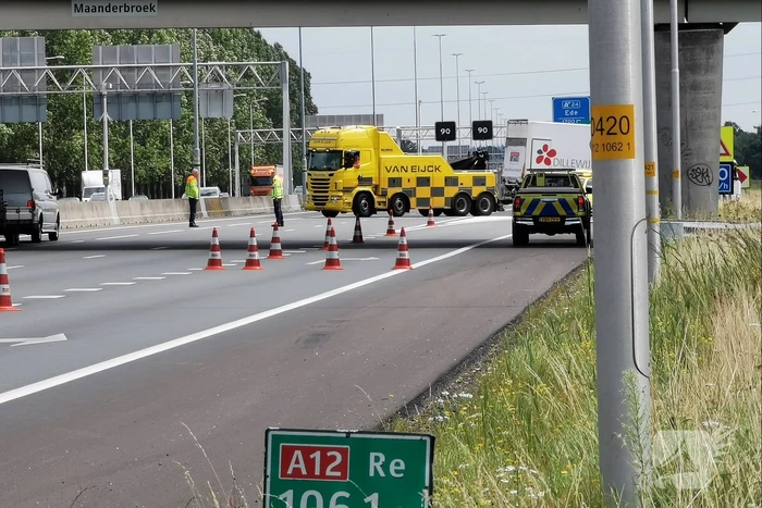 Achteras vrachtwagen vat vlam