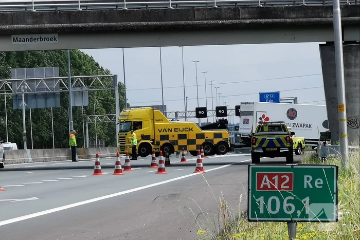 Achteras vrachtwagen vat vlam