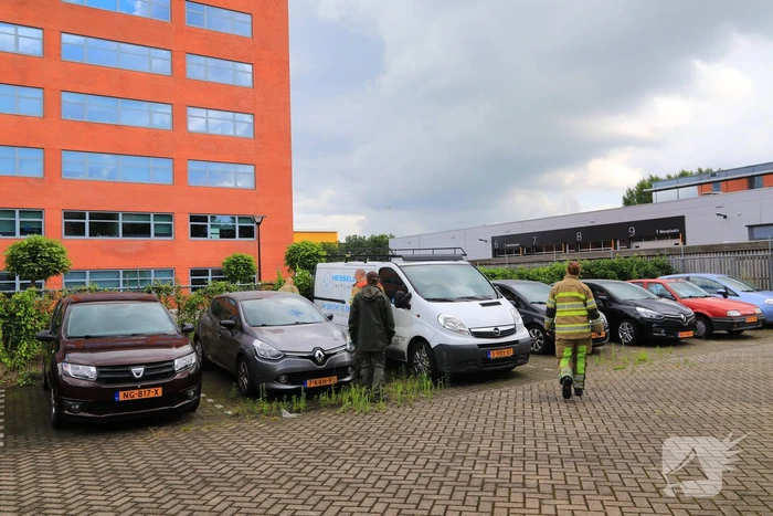Vlammen onkruidbrander slaat over naar geparkeerde bestelbus