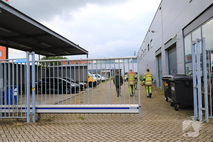 Vlammen onkruidbrander slaat over naar geparkeerde bestelbus