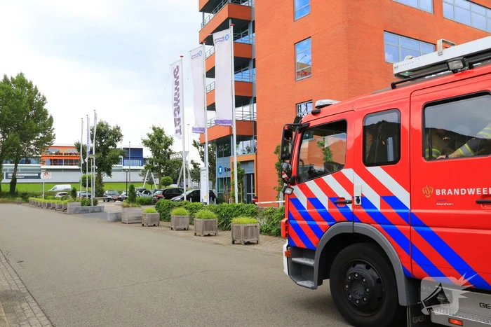 Vlammen onkruidbrander slaat over naar geparkeerde bestelbus
